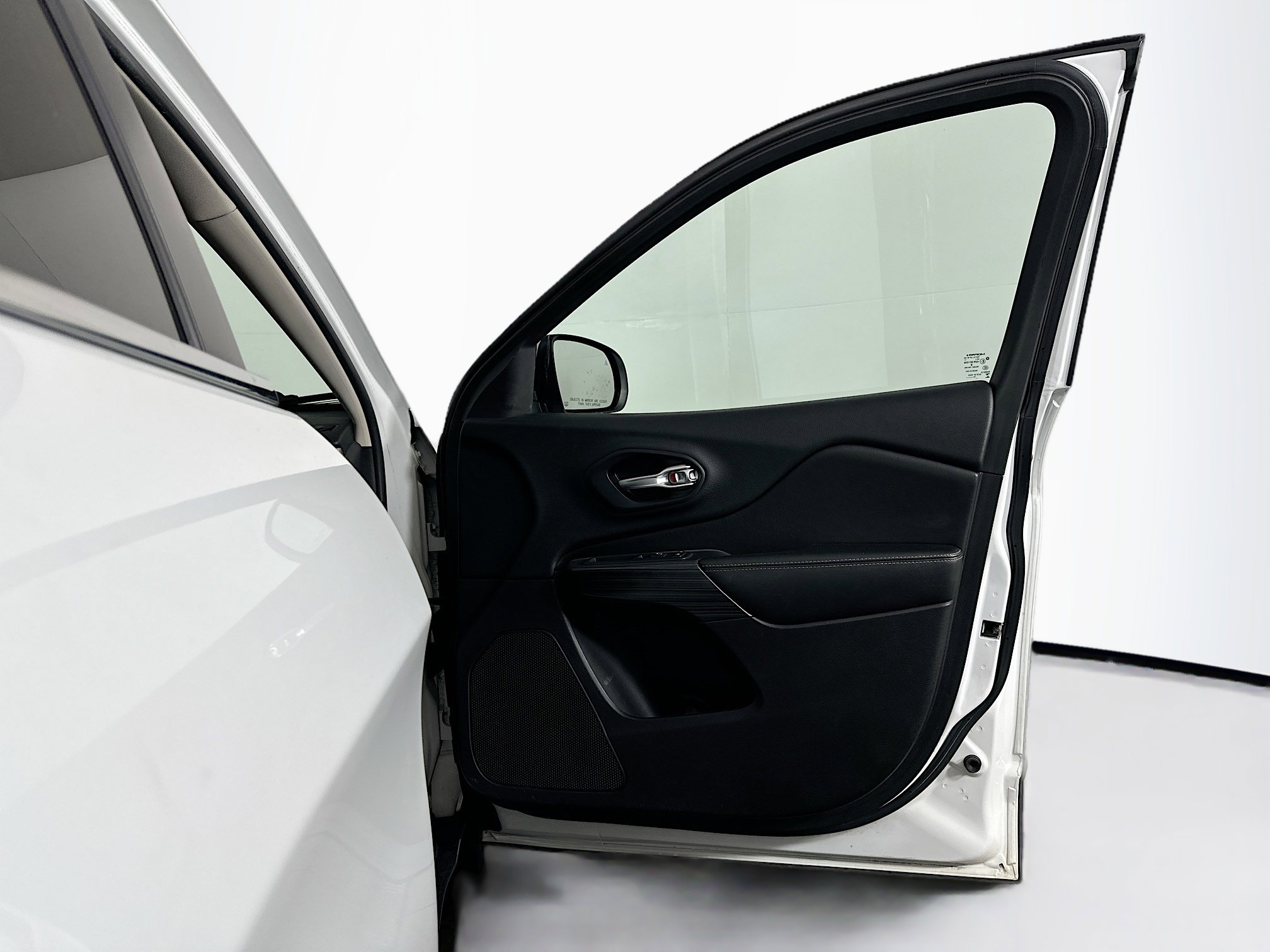 Used 2016 Jeep Cherokee Limited w/ Technology Group image 33