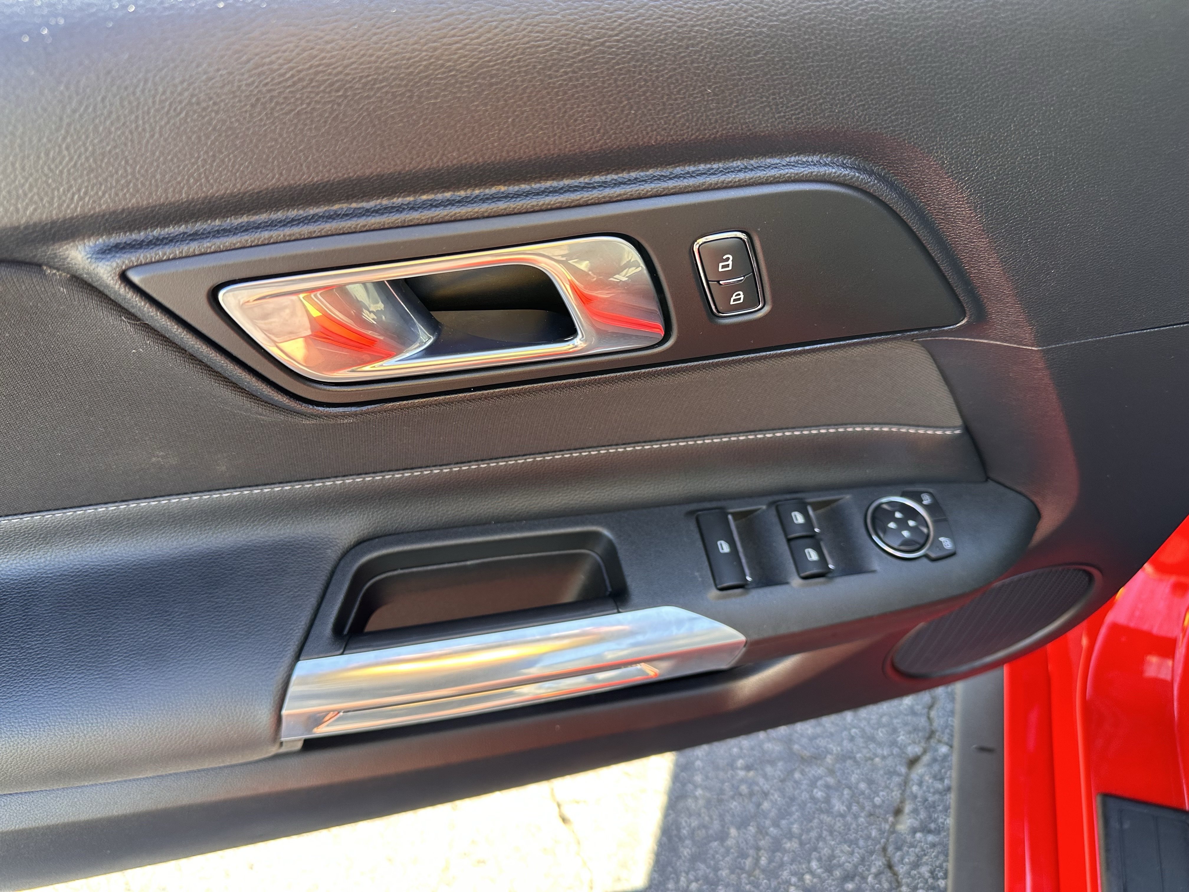 Used 2018 Ford Mustang Convertible RWD image 25