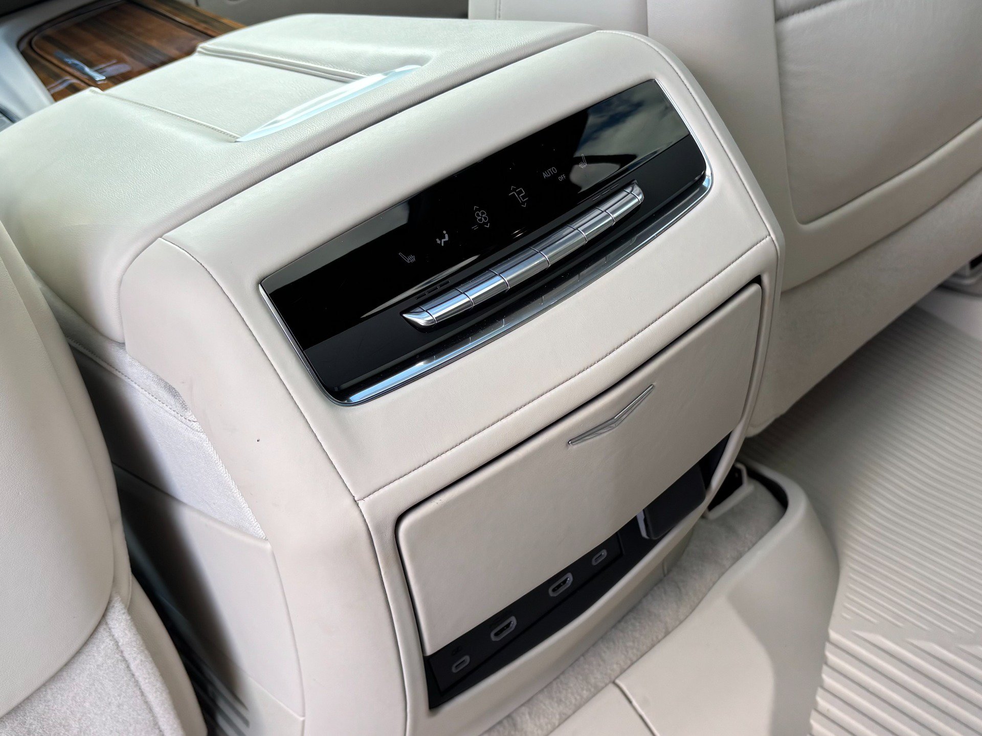 Used 2024 Cadillac Escalade Premium Luxury Platinum w/ LPO, Floor Liner Package AWD/4WD image 20