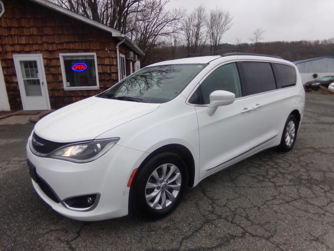 Used 2017 Chrysler Pacifica Touring-L image 1