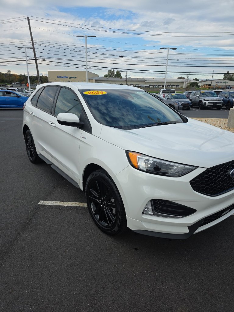 Used 2024 Ford Edge ST-Line w/ Class II Trailer Tow Package AWD/4WD image 8