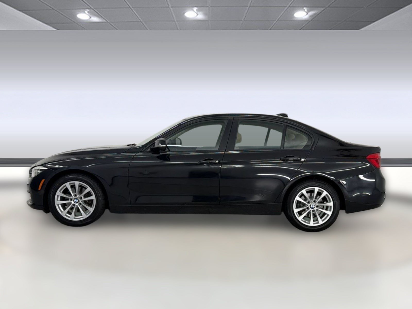 Used 2018 BMW 320i Sedan RWD image 2