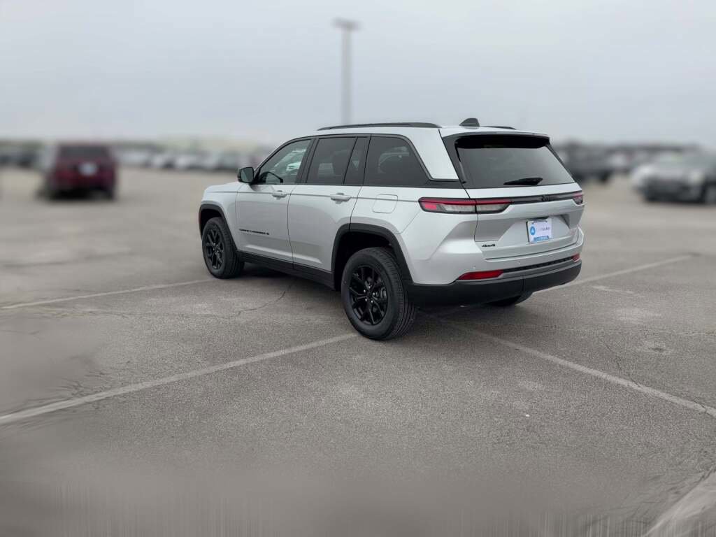 New 2026 Jeep Grand Cherokee Altitude image 8