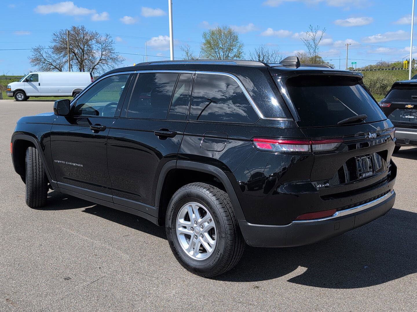 Used 2023 Jeep Grand Cherokee Laredo AWD/4WD image 3
