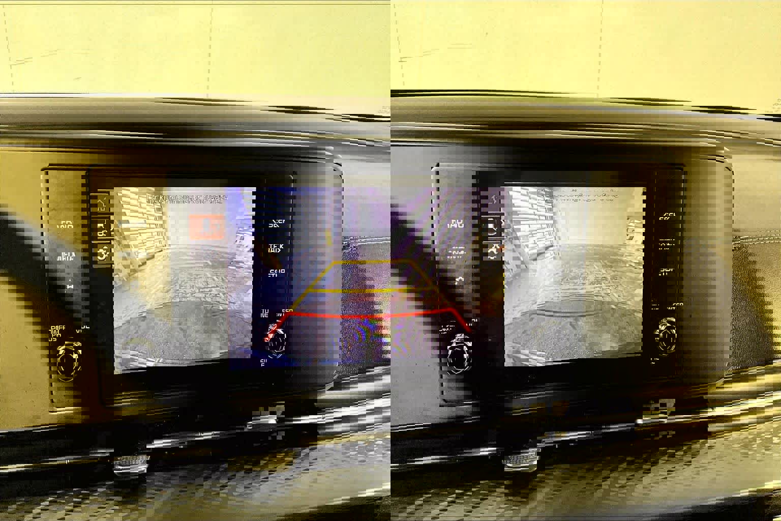 Used 2023 Kia Carnival LX FWD image 29