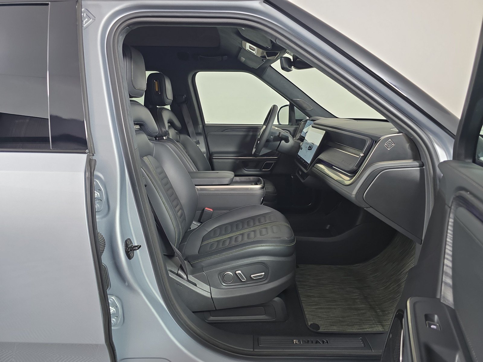 Used 2024 Rivian R1S Adventure AWD/4WD image 24