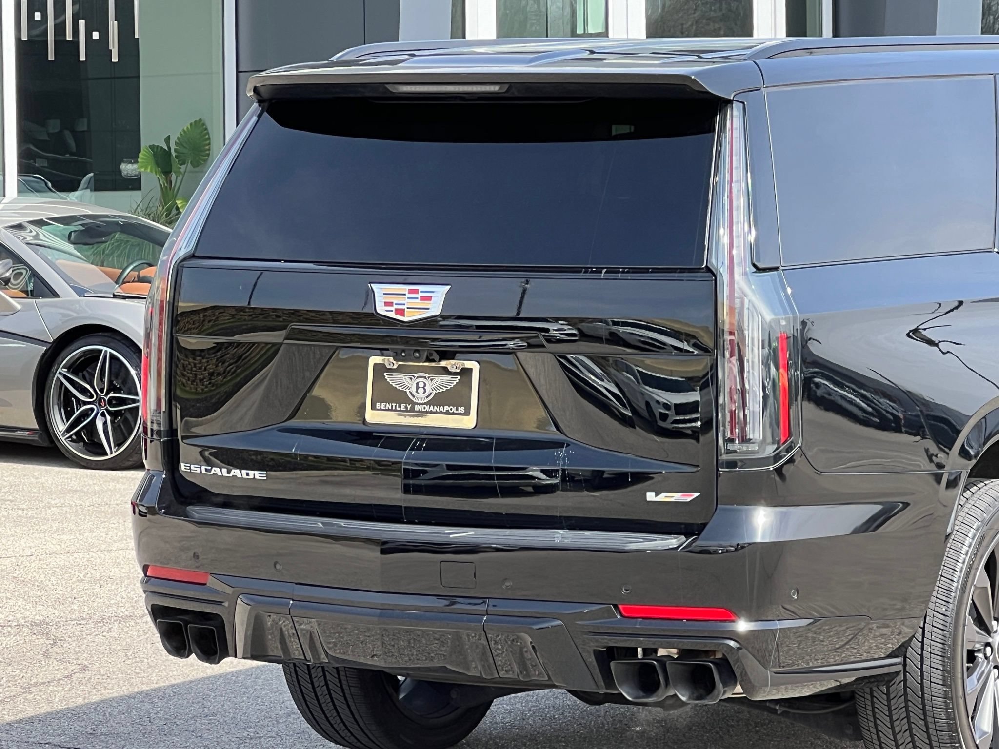 Used 2025 Cadillac Escalade ESV V AWD/4WD image 9