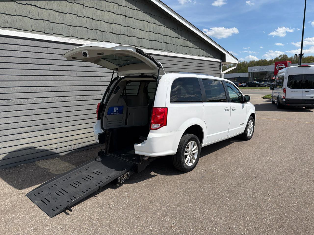 Used 2019 Dodge Grand Caravan SXT FWD image 2