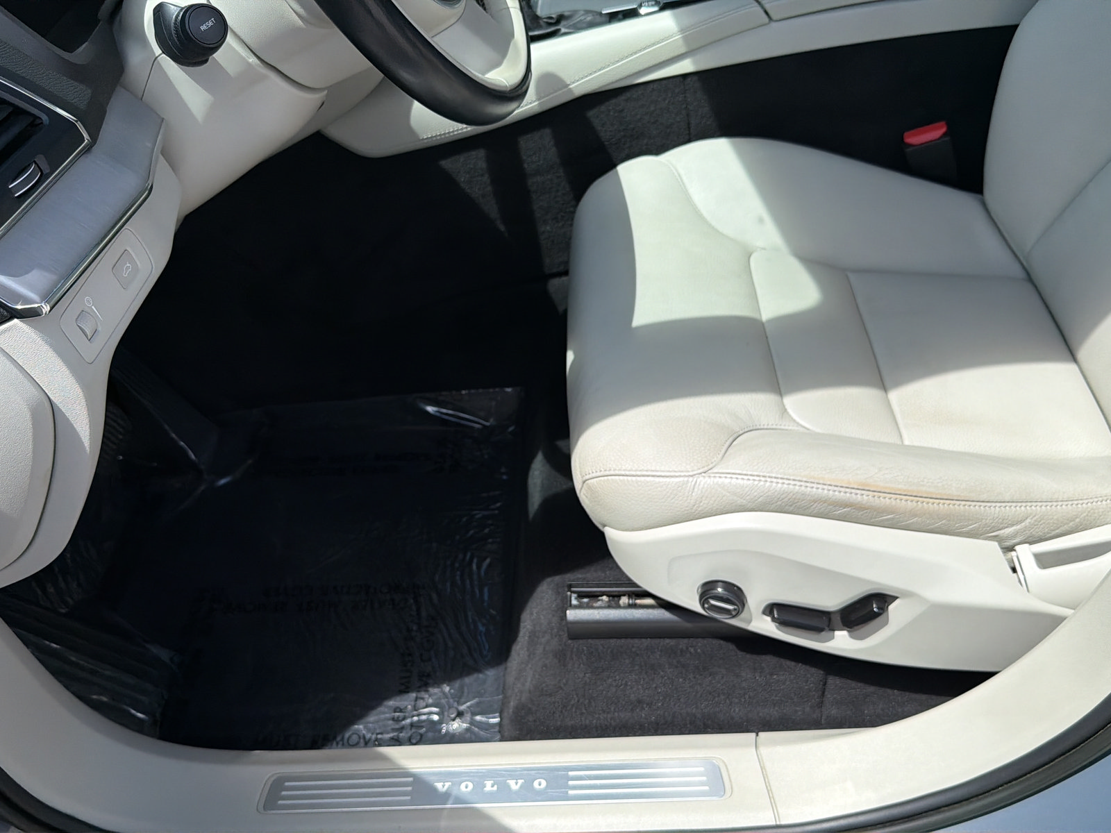 Used 2022 Volvo XC90 T5 Momentum FWD image 30