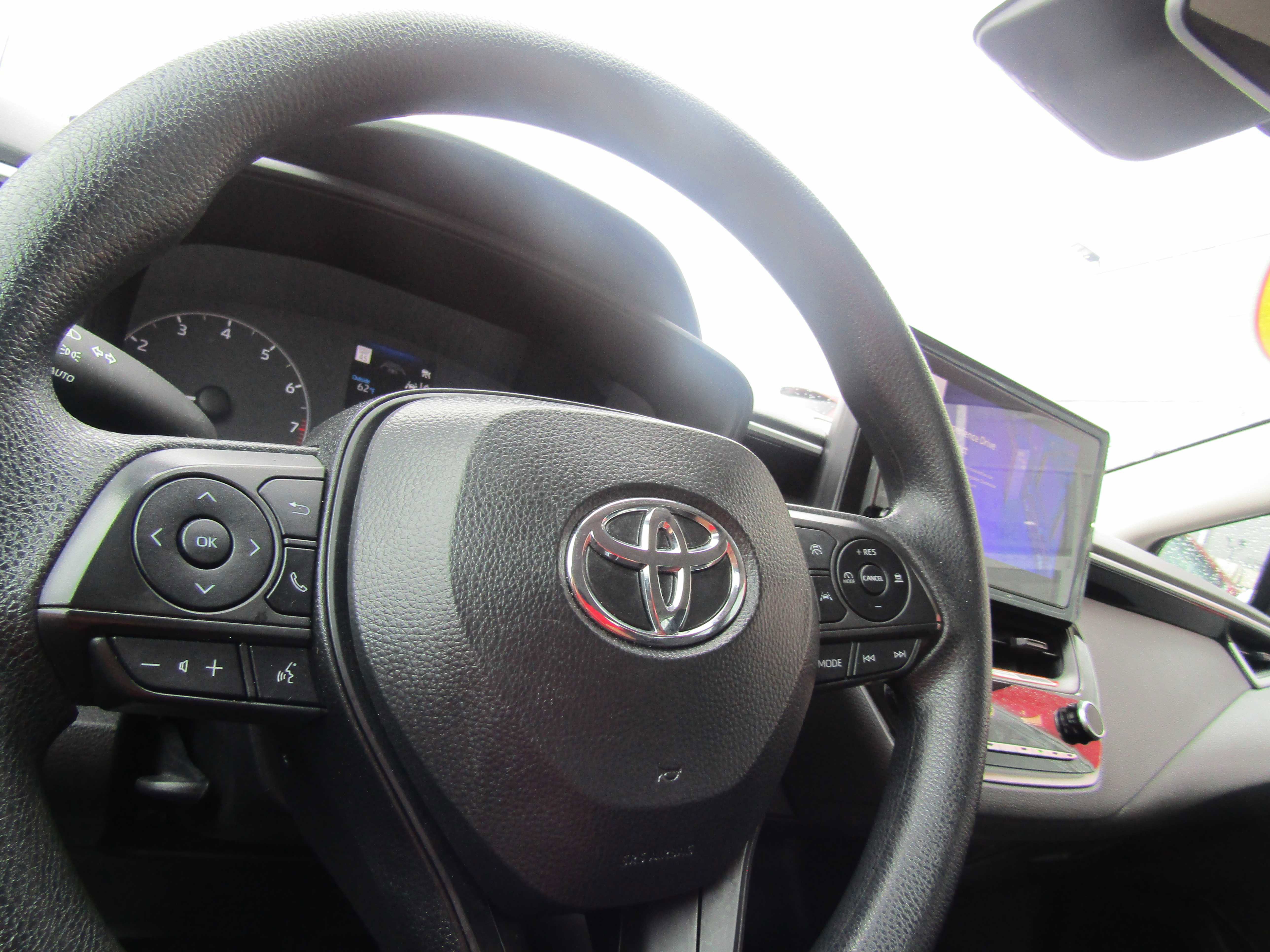 Used 2025 Toyota Corolla LE image 28