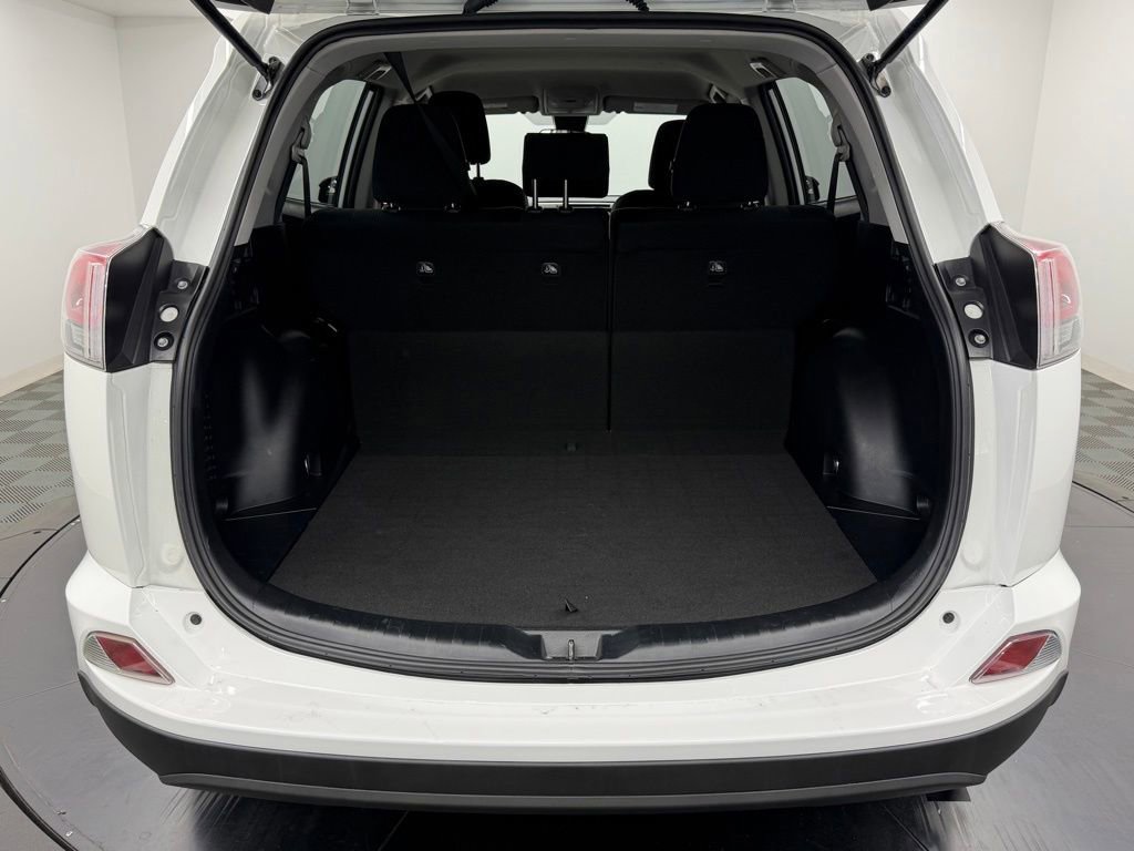 Used 2018 Toyota RAV4 LE AWD/4WD image 15