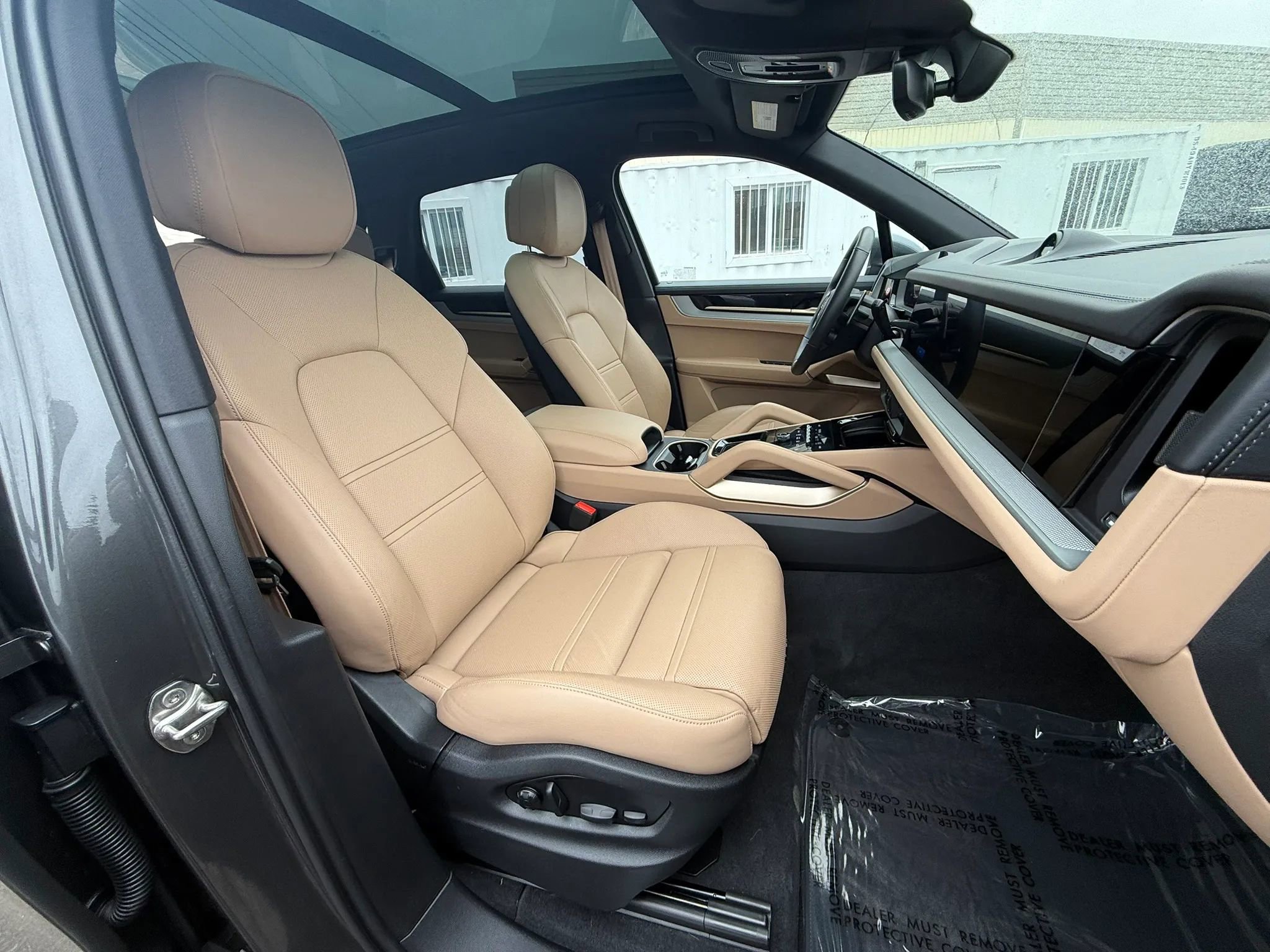 Used 2025 Porsche Cayenne E-Hybrid Sport Utility 4D w/ Premium Package Plus image 36