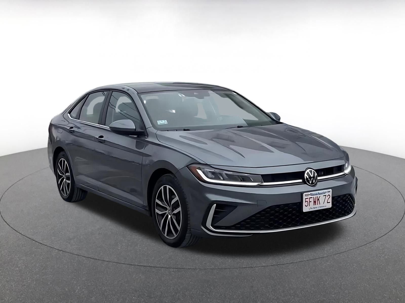 Used 2025 Volkswagen Jetta SE image 3