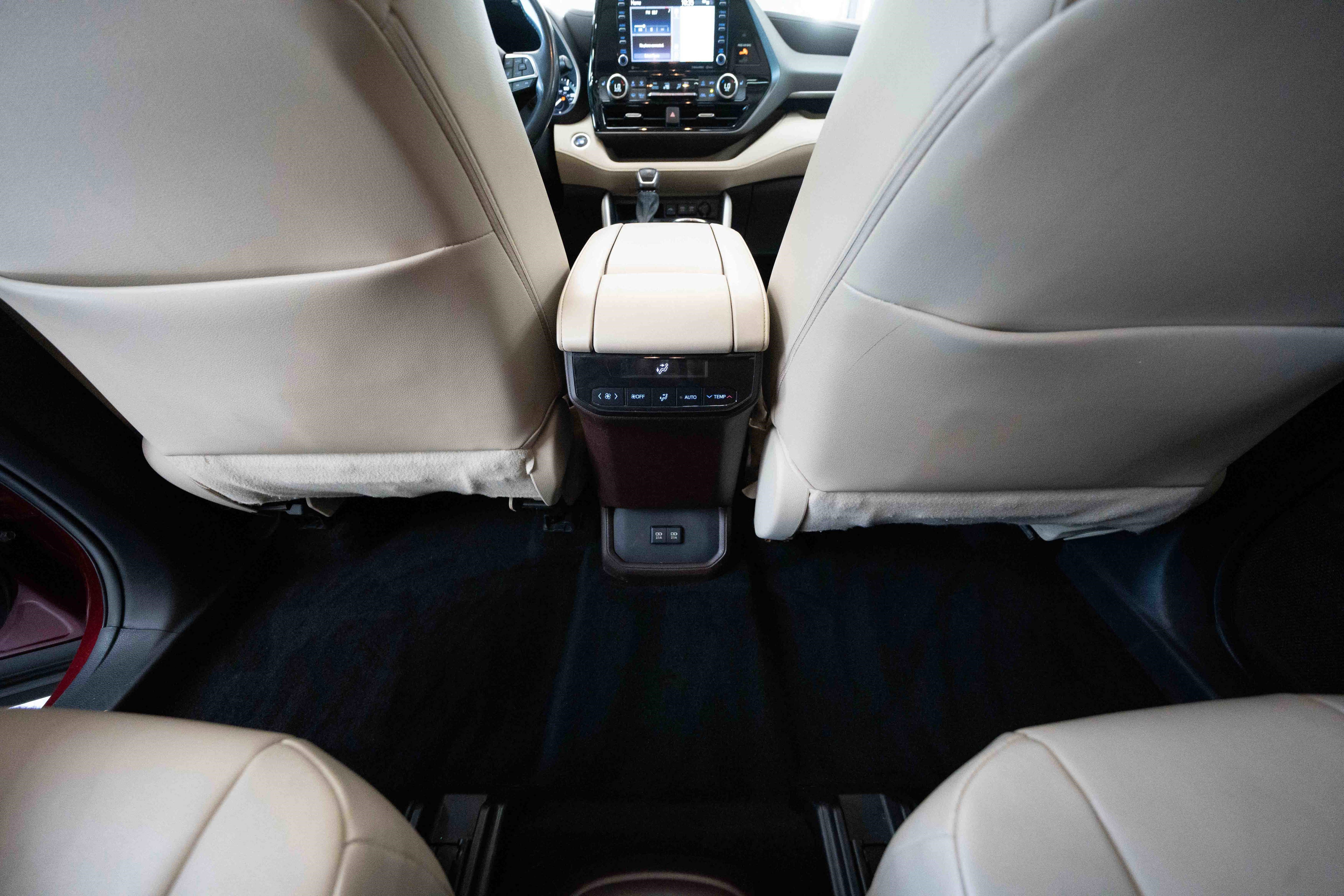 Used 2021 Toyota Highlander XLE AWD/4WD image 22