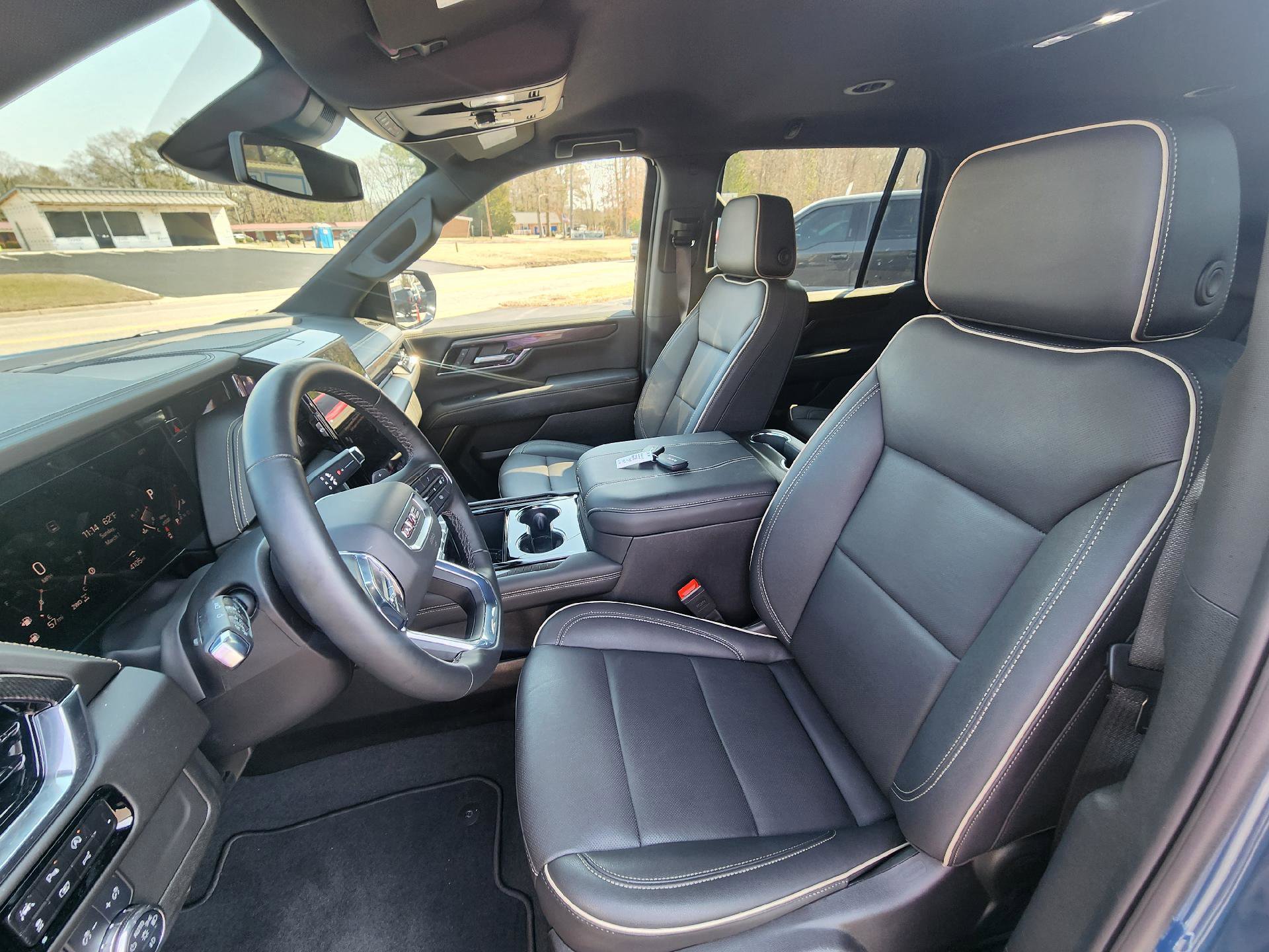 Used 2025 GMC Yukon Elevation AWD/4WD image 7