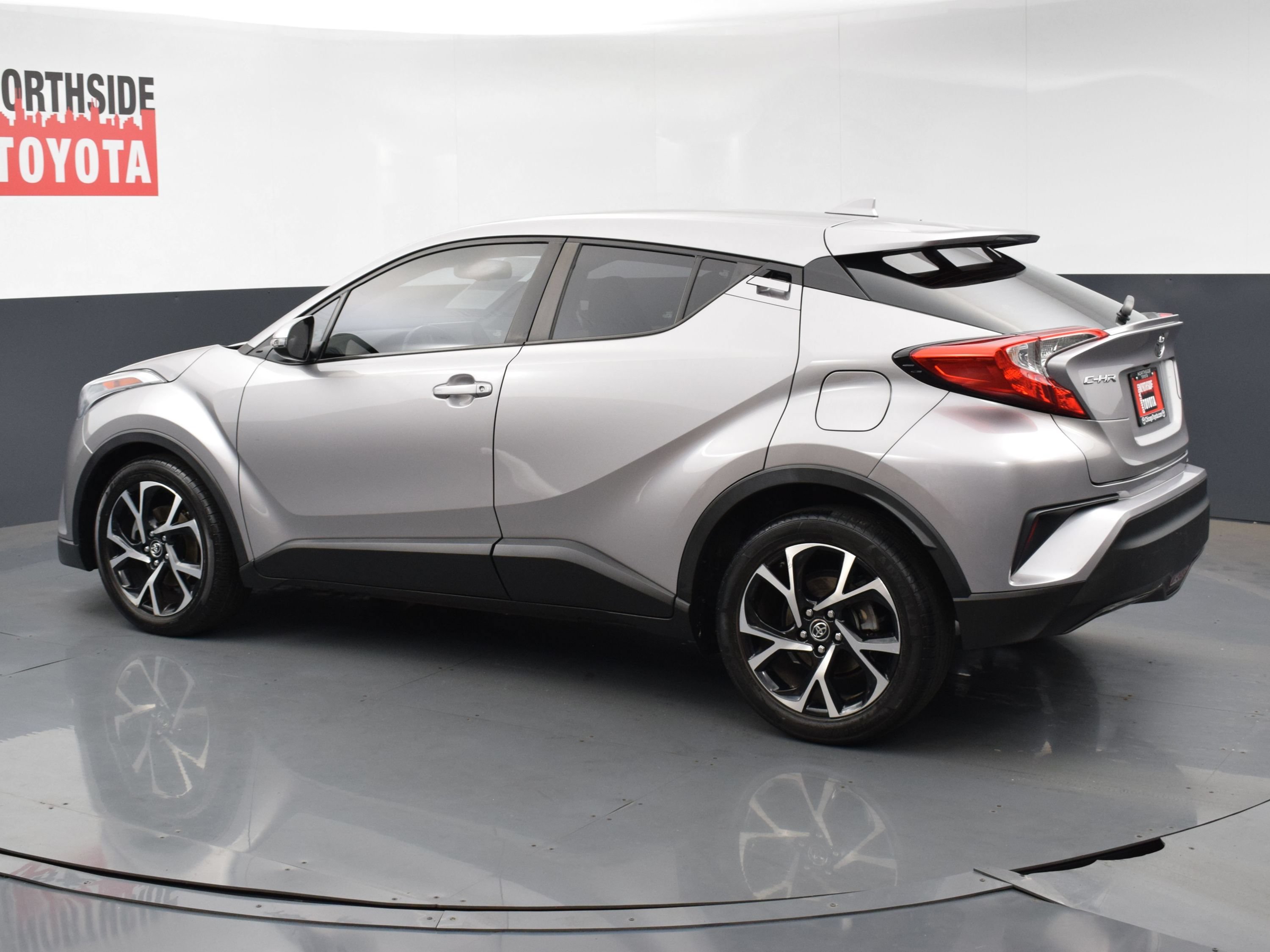 Used 2018 Toyota C-HR XLE FWD image 2