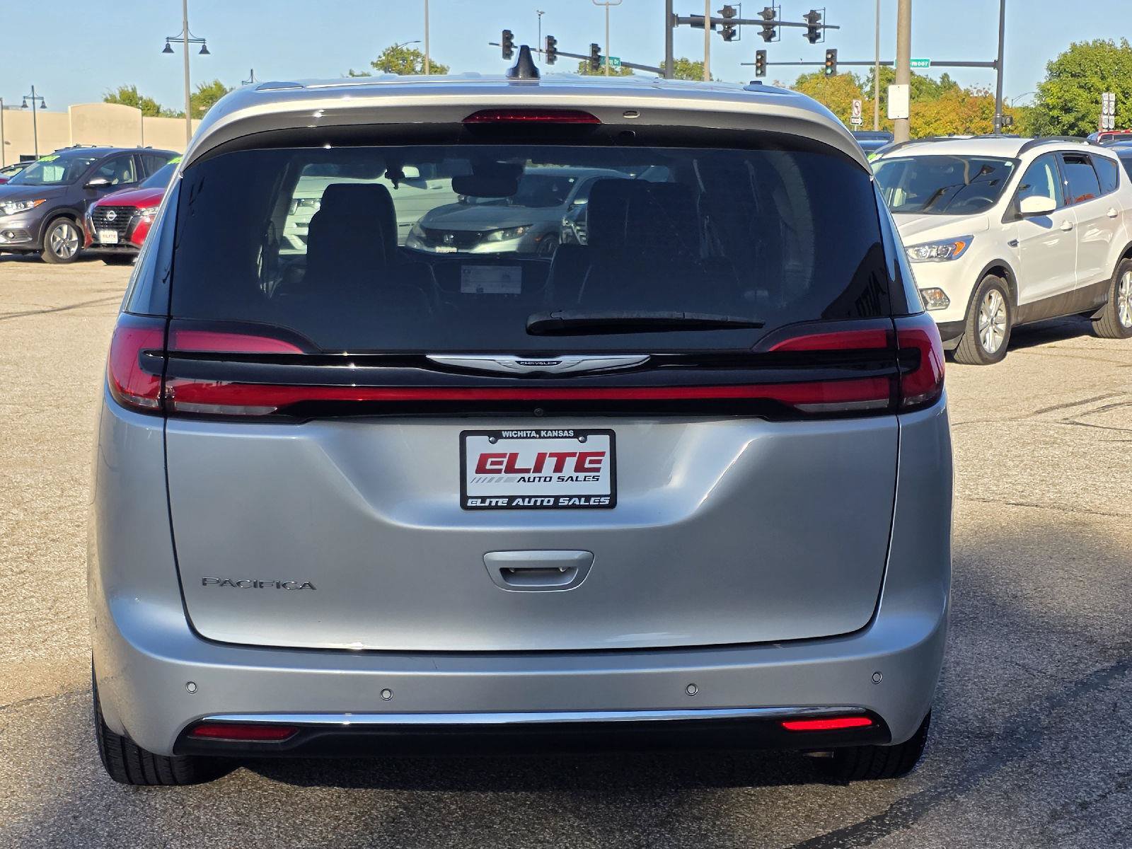Used 2024 Chrysler Pacifica Touring-L FWD image 6