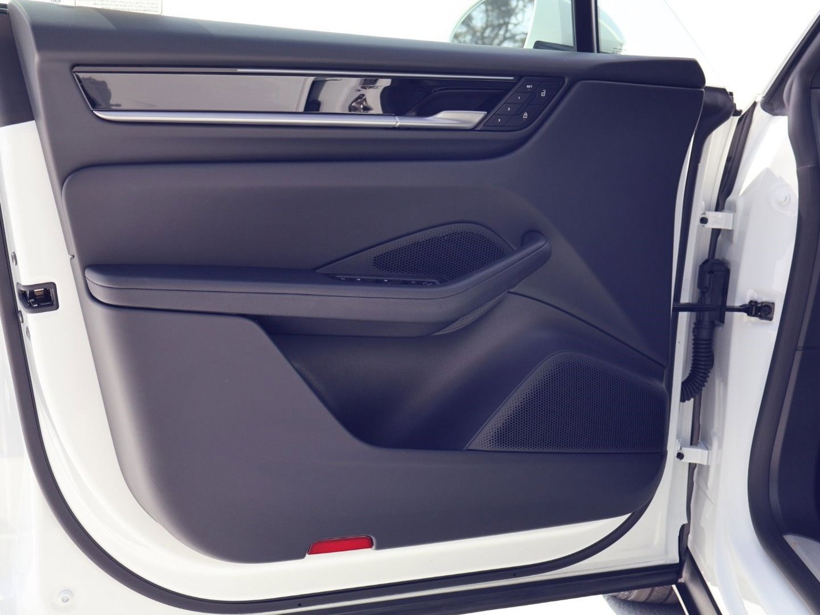 Certified 2025 Porsche Macan 4 Electric image 12