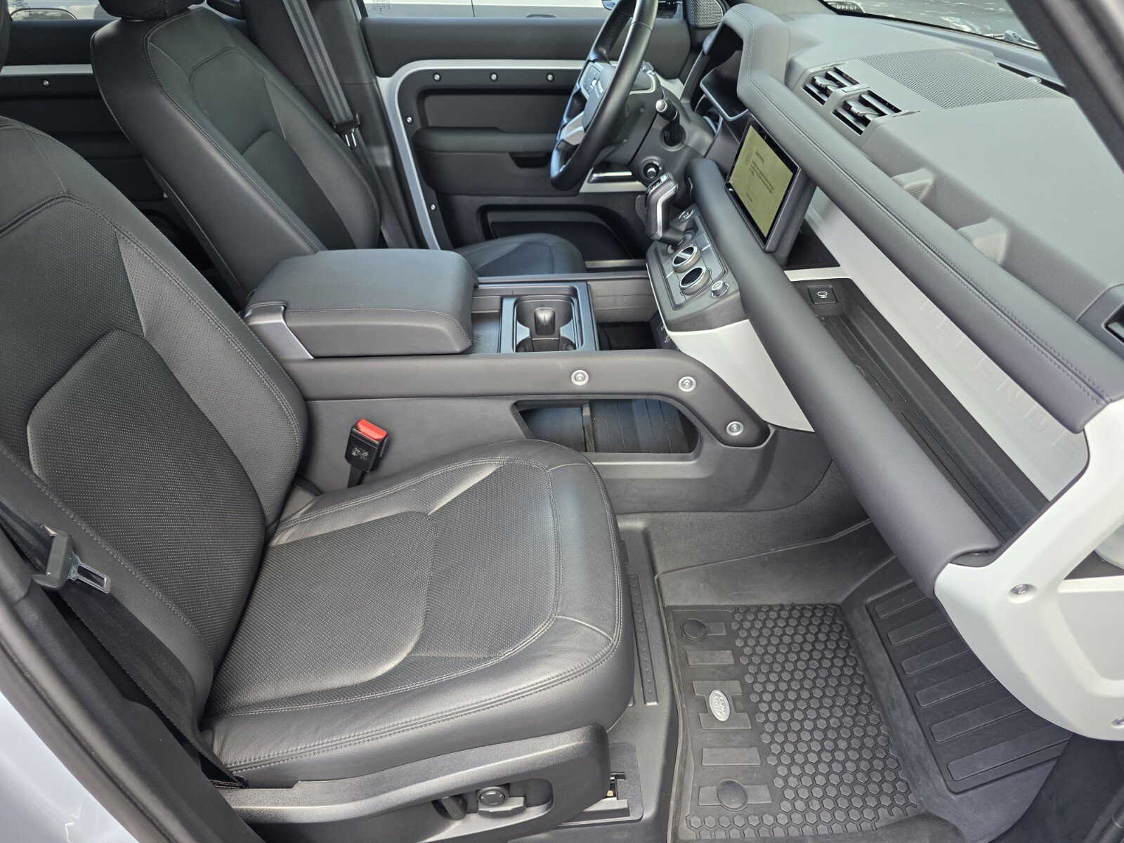 Certified 2024 Land Rover Defender 110 SE AWD/4WD image 3