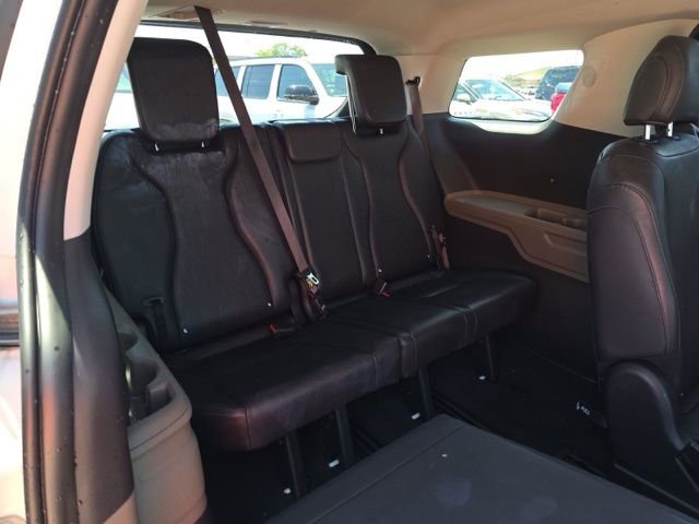 Used 2025 Kia Carnival FWD image 17