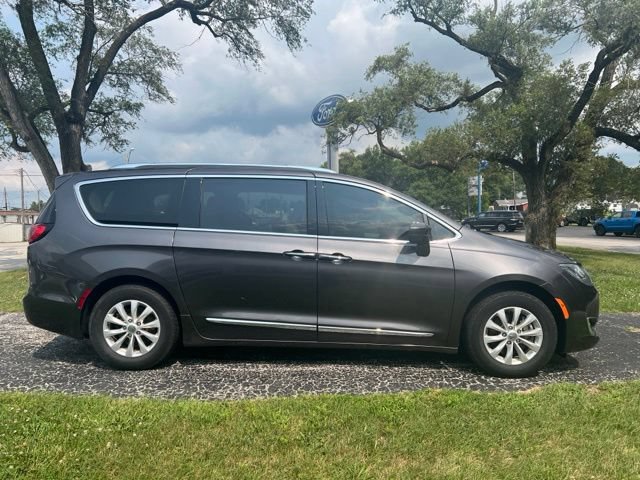 Used 2019 Chrysler Pacifica Touring-L FWD image 1