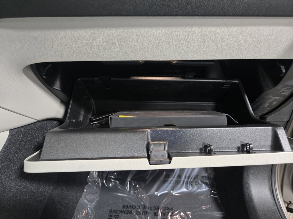 Used 2024 Volvo XC40 B5 Plus image 57