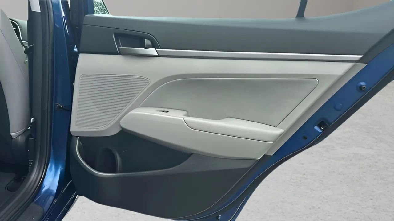 Used 2017 Hyundai Elantra SE image 40