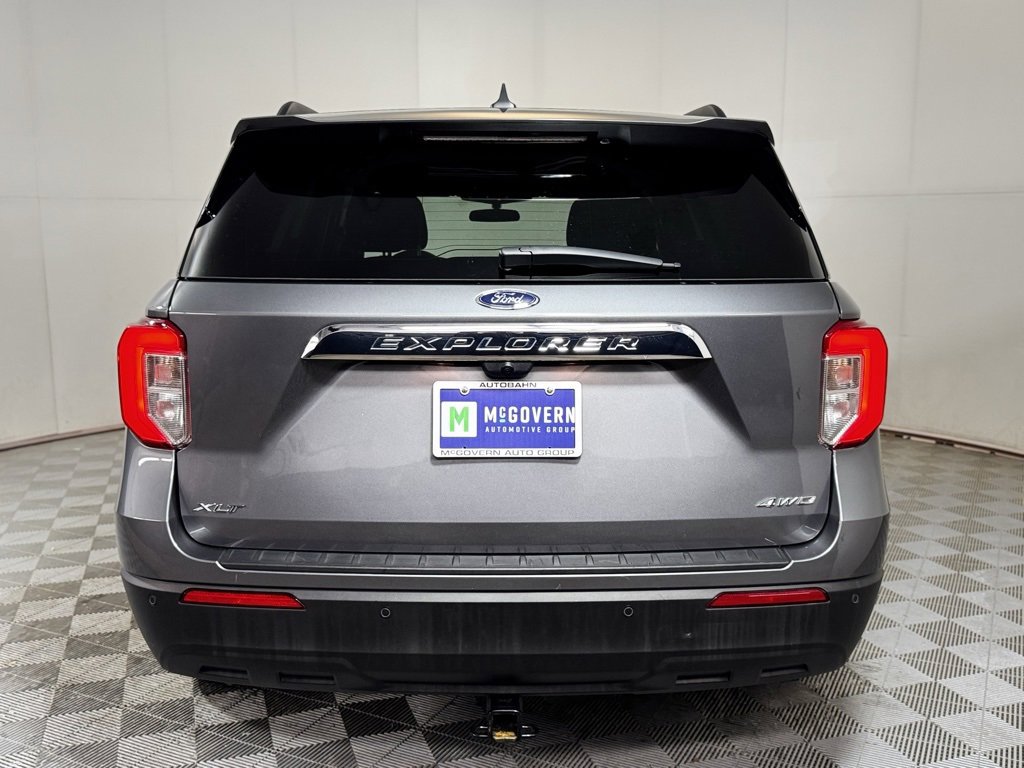 Used 2023 Ford Explorer XLT image 3