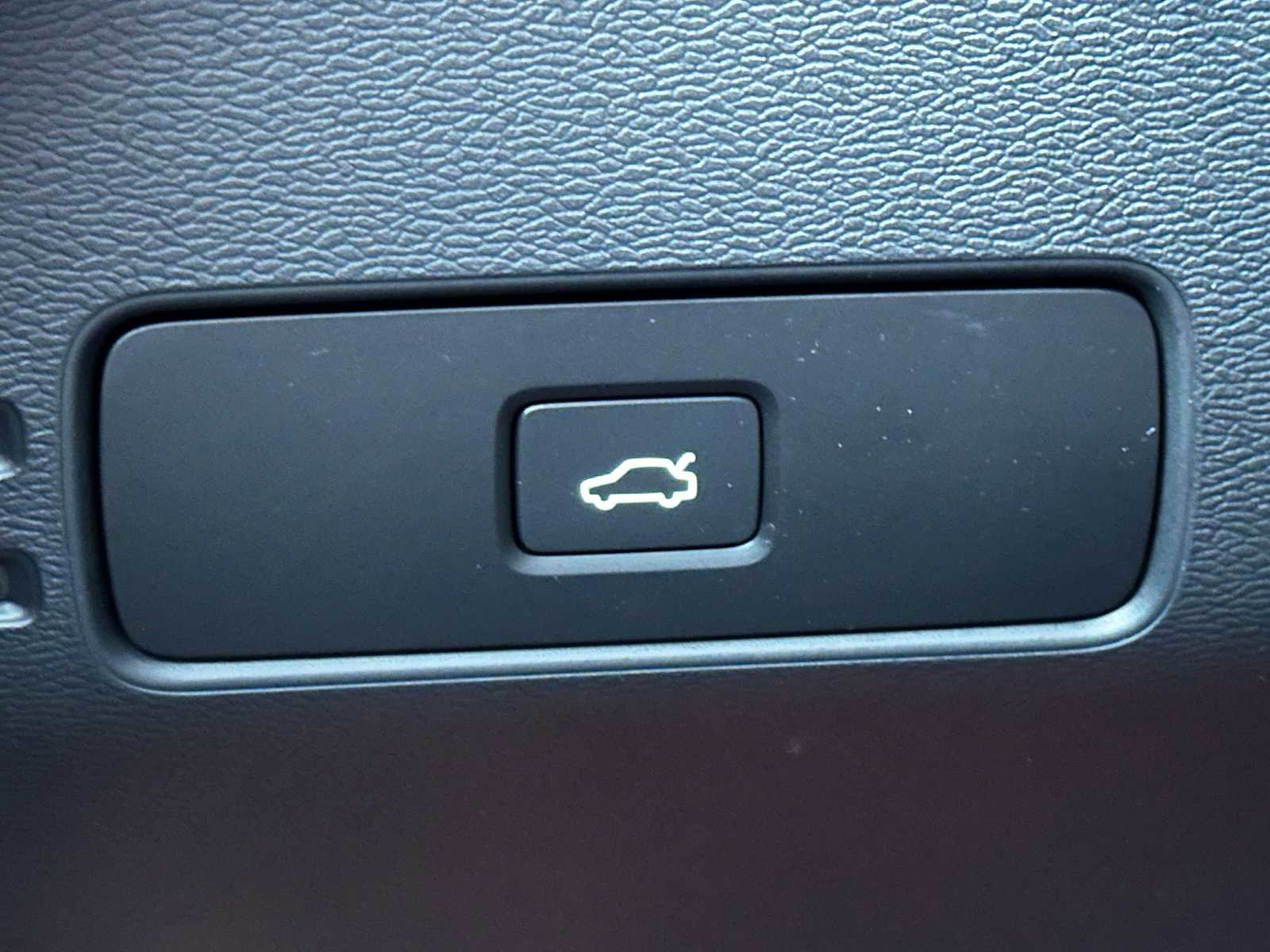 Certified 2023 Volvo C40 P8 Recharge Ultimate image 32
