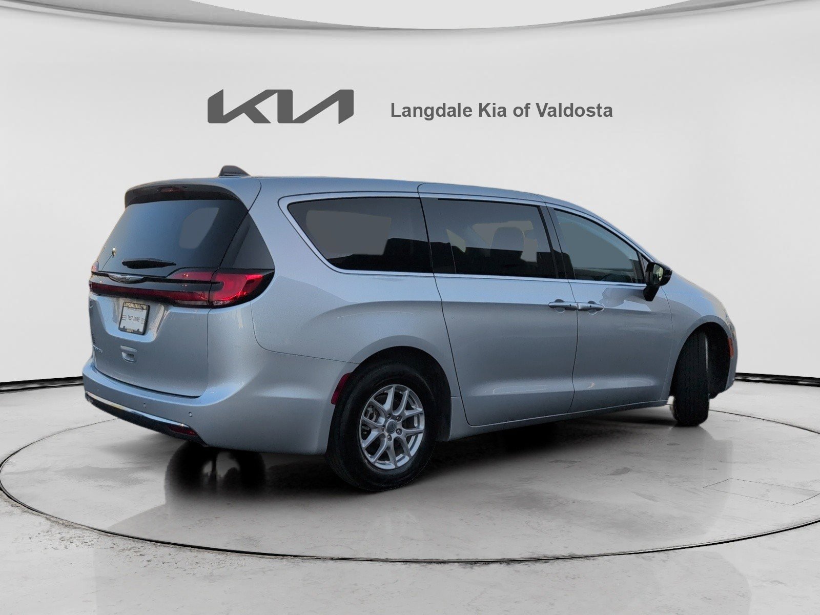 Used 2024 Chrysler Pacifica Touring-L image 4