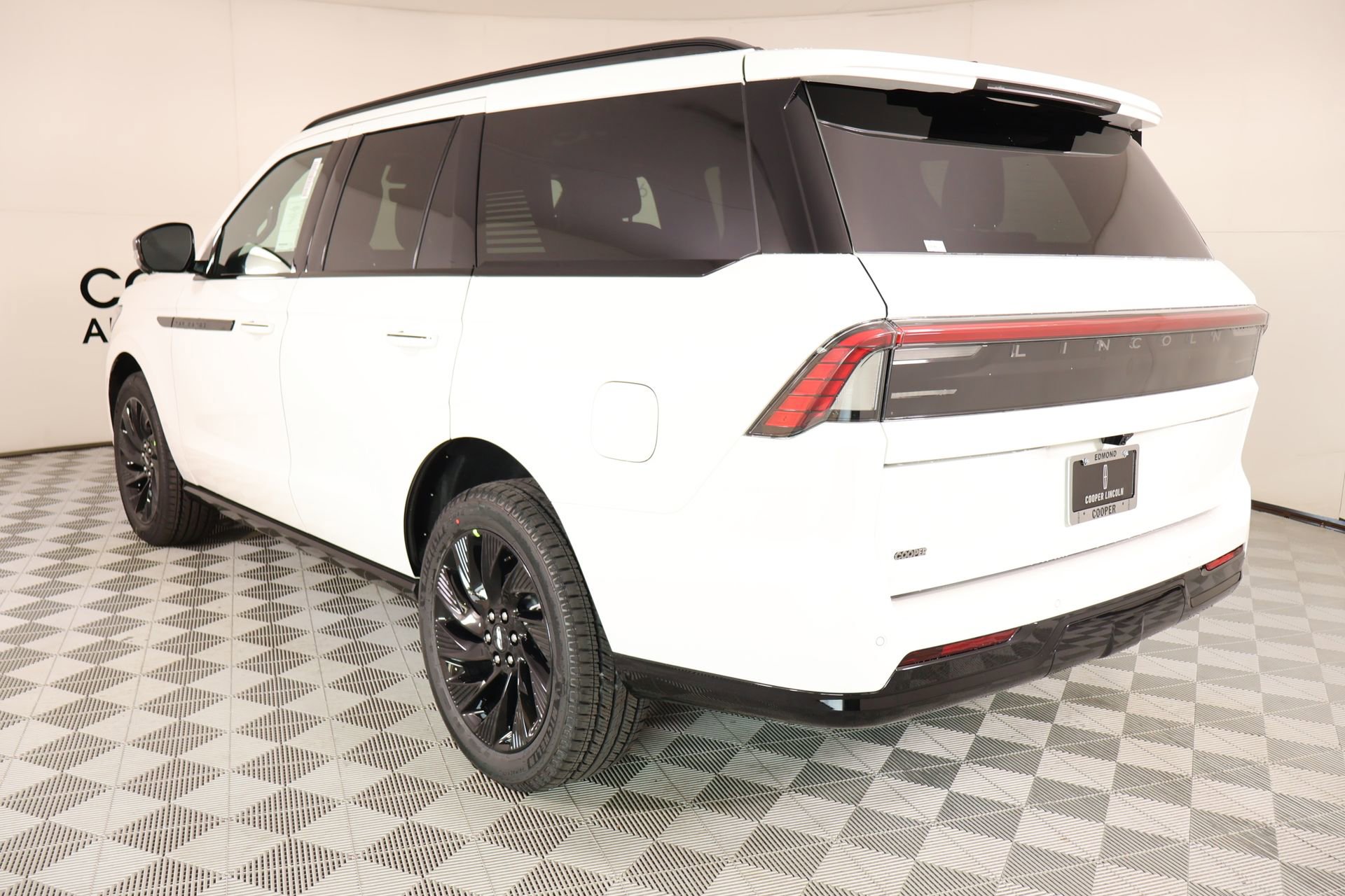 New 2026 Lincoln Navigator Reserve w/ Jet Appearance Package AWD/4WD image 25