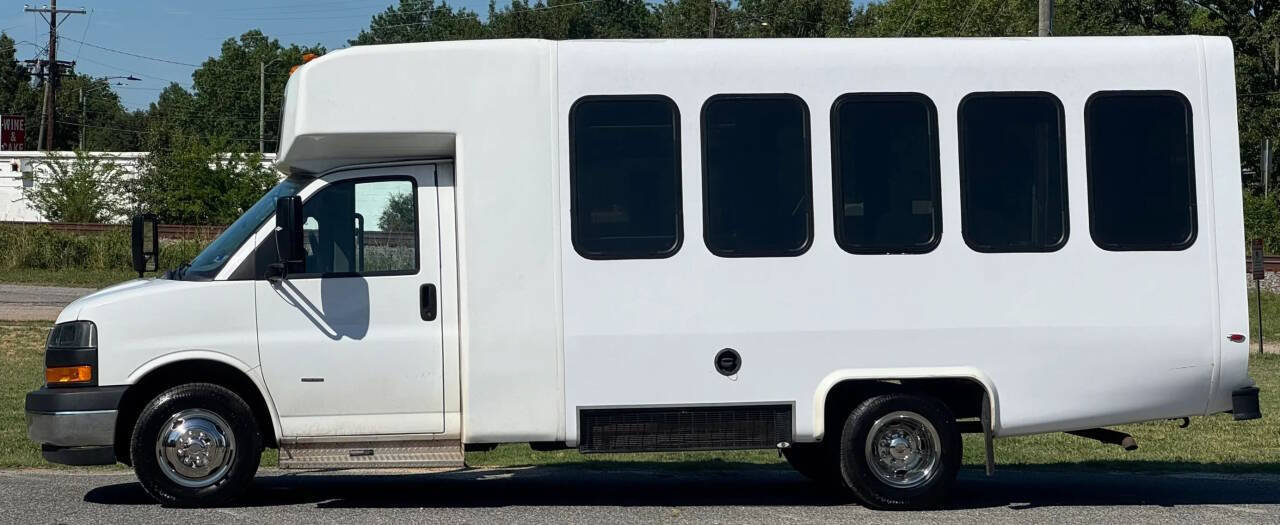 Used 2023 GMC Savana 3500 w/ Shuttle Bus Package RWD image 2