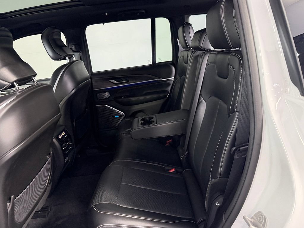 Used 2023 Jeep Grand Cherokee Overland w/ Luxury Tech Group IV AWD/4WD image 20