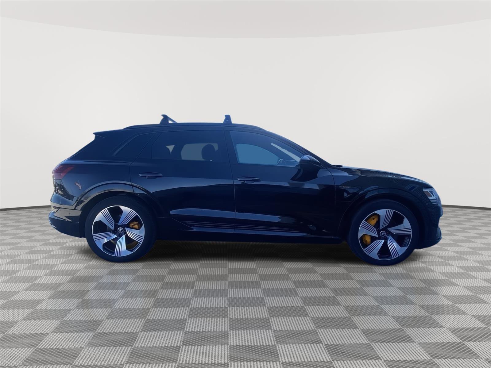 Used 2022 Audi e-tron Premium Plus w/ Premium Plus Package image 4