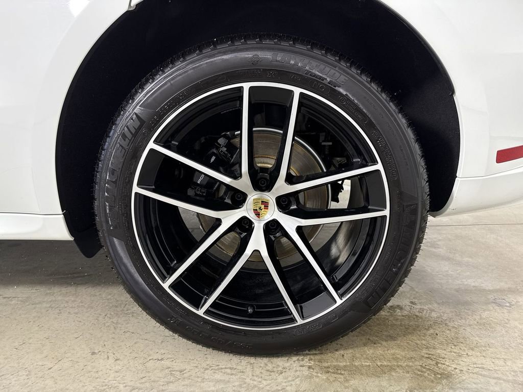 Certified 2025 Porsche Macan image 14