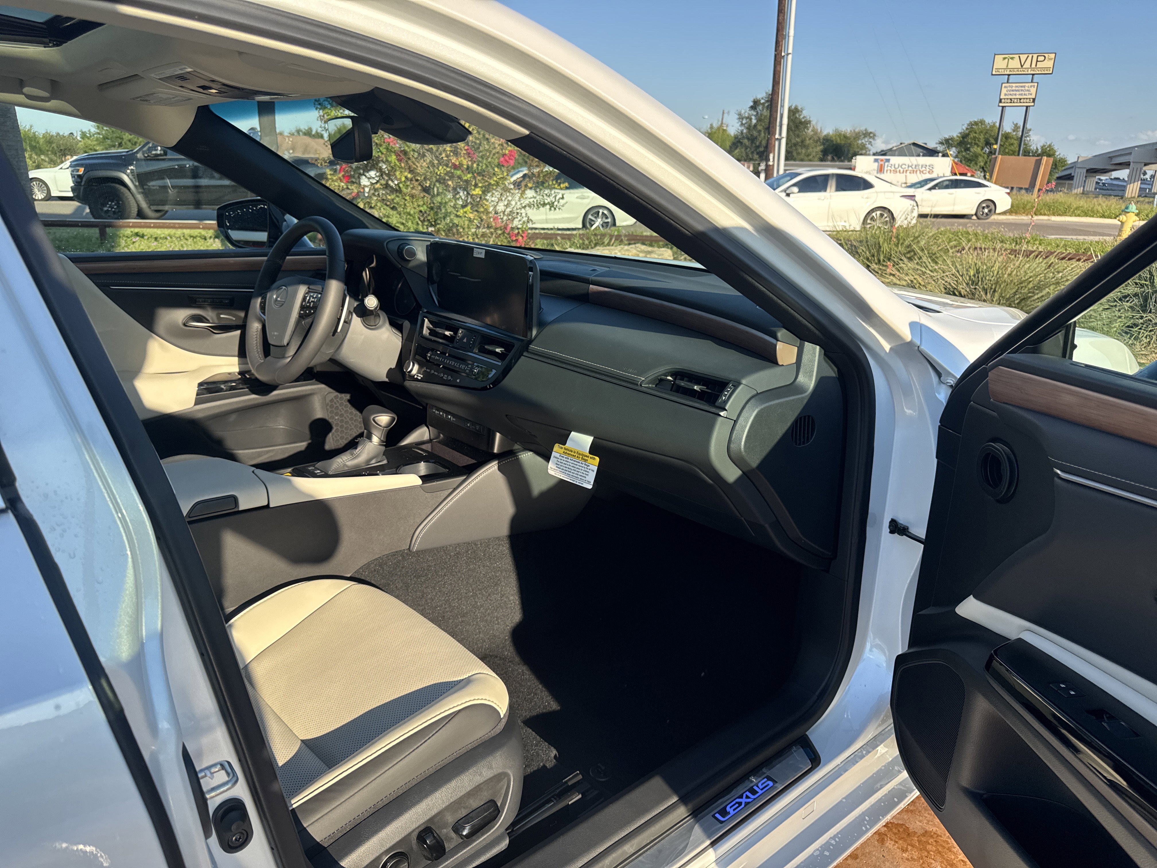 New 2025 Lexus ES 300h w/ Premium Package image 13