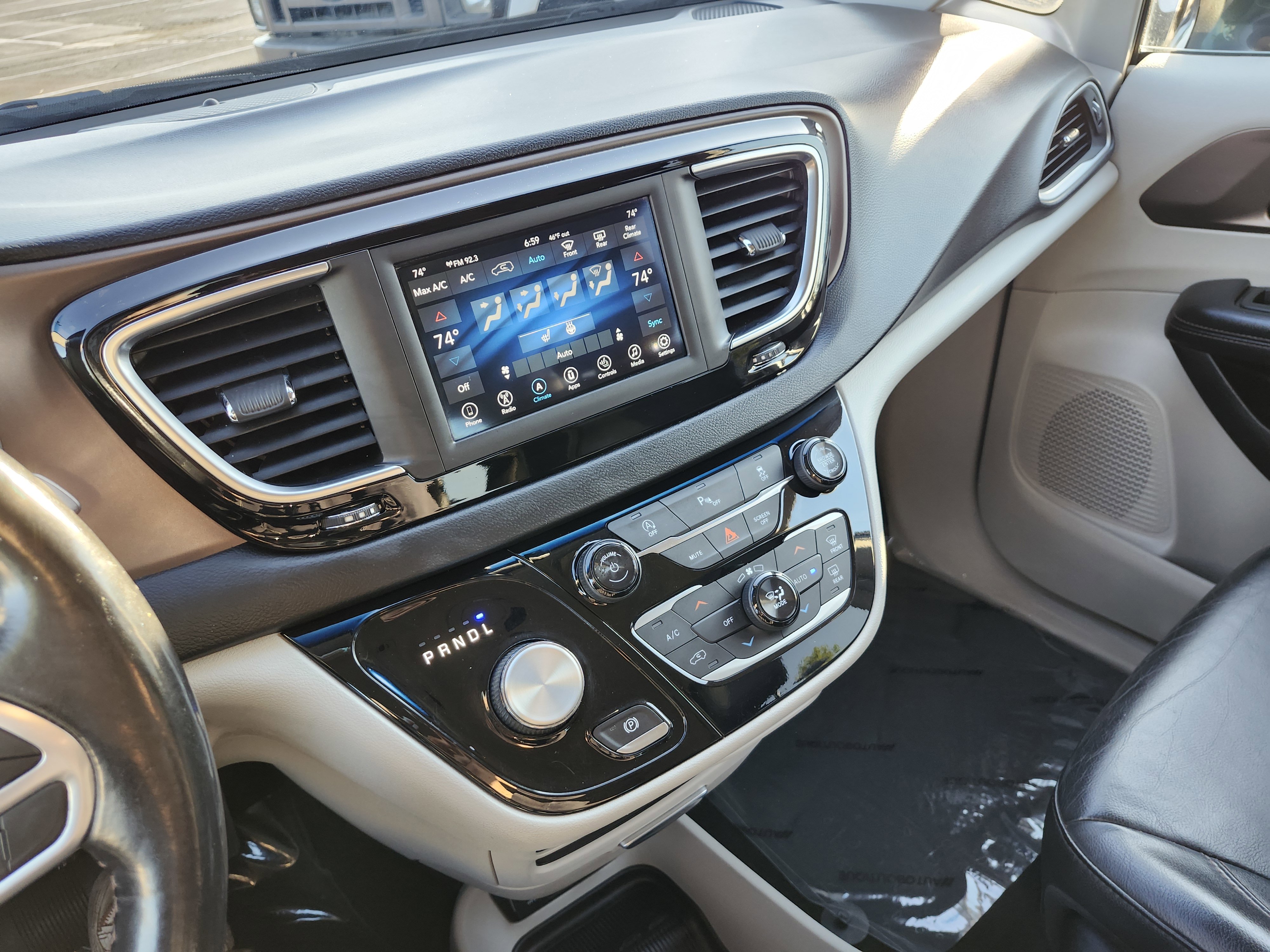 Used 2019 Chrysler Pacifica Touring-L FWD image 28
