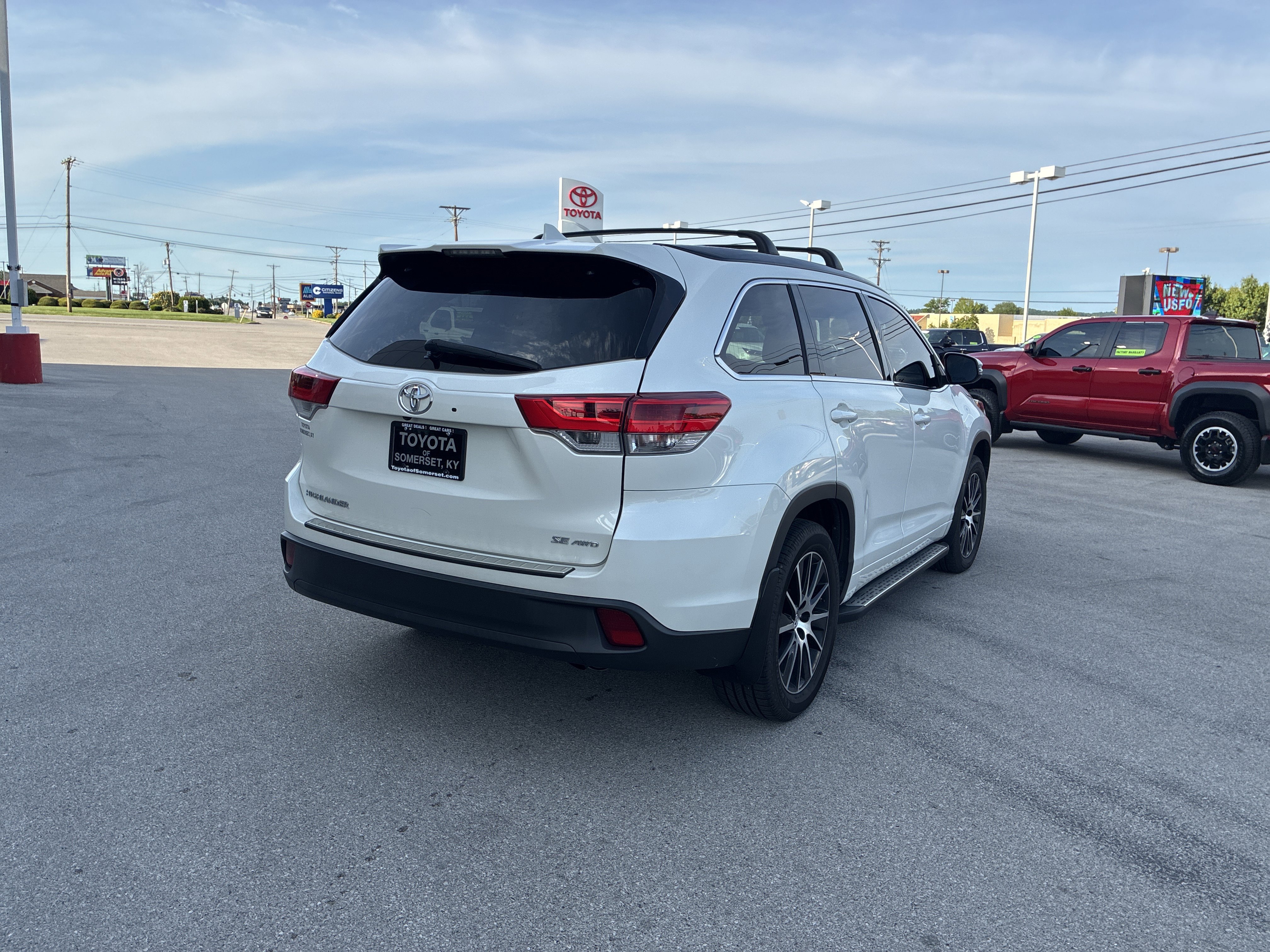 Used 2017 Toyota Highlander SE AWD/4WD image 5