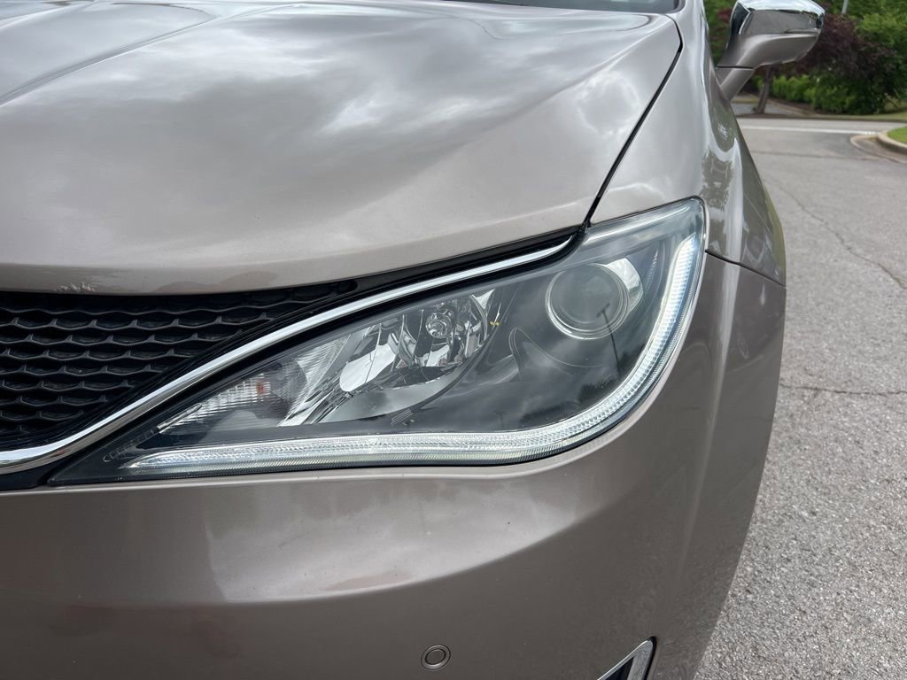 Used 2018 Chrysler Pacifica Limited w/ Tire & Wheel Group FWD image 9
