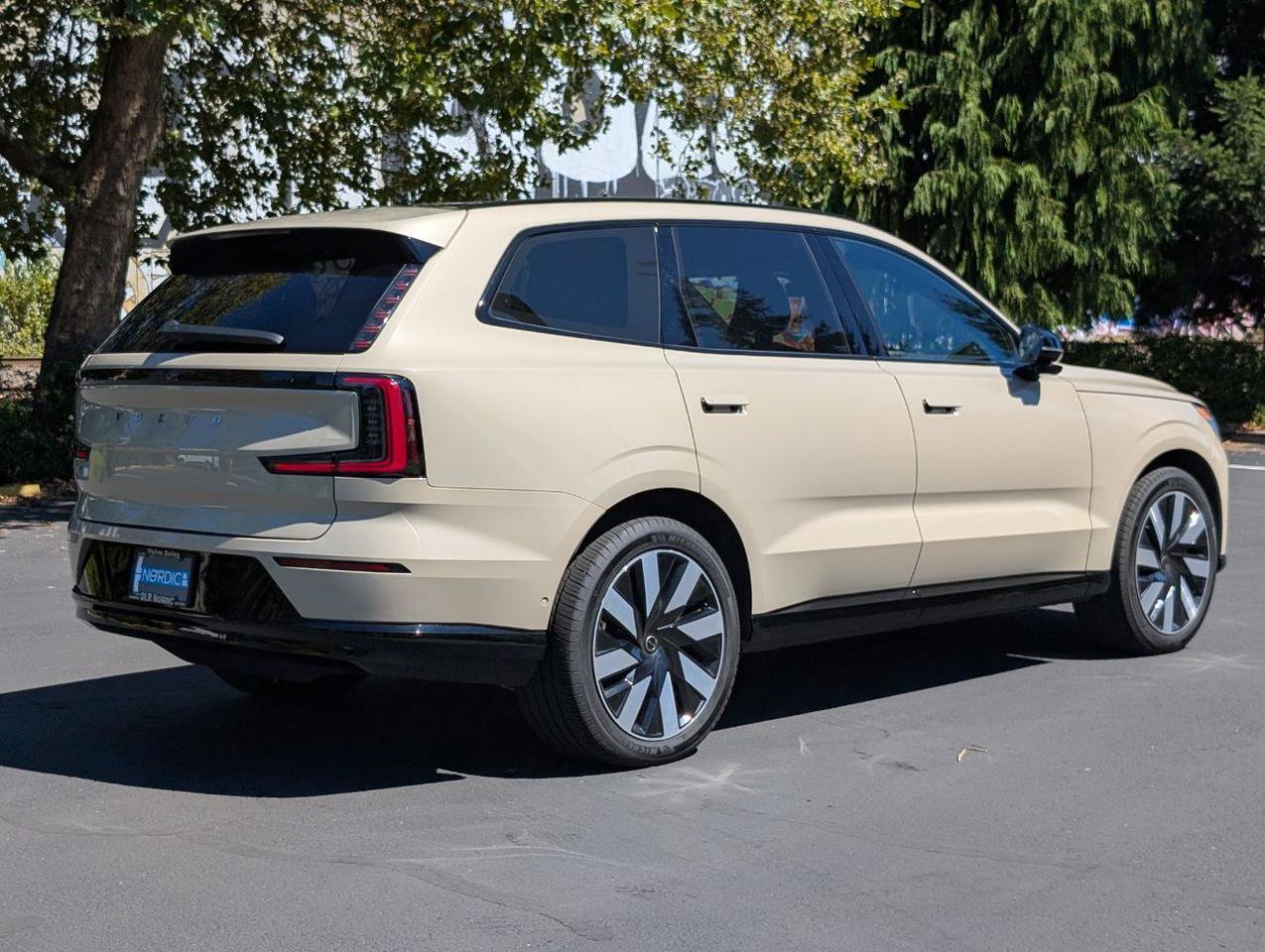 Used 2025 Volvo EX90 Ultra AWD/4WD image 7