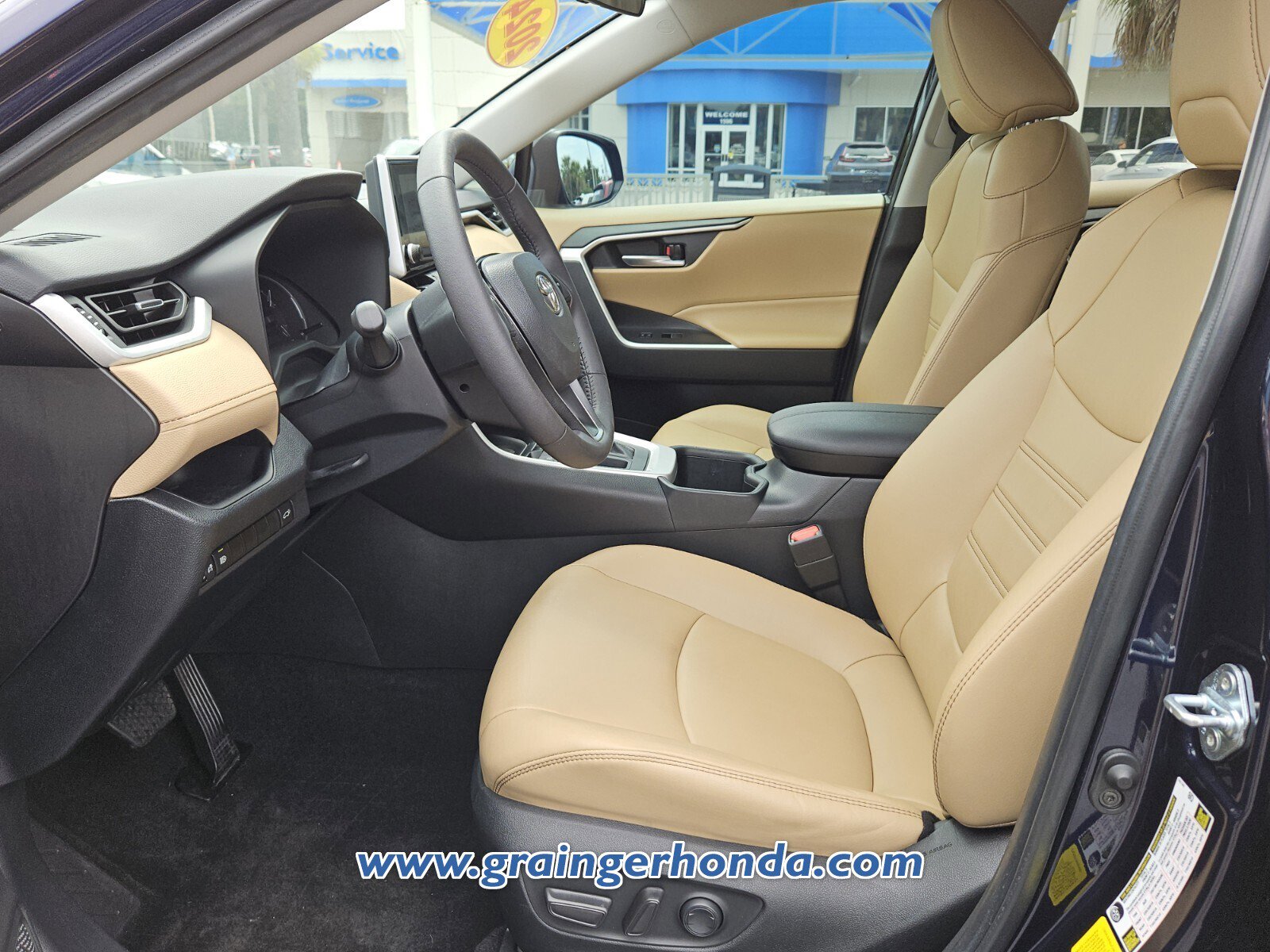 Used 2024 Toyota RAV4 XLE Premium FWD image 10