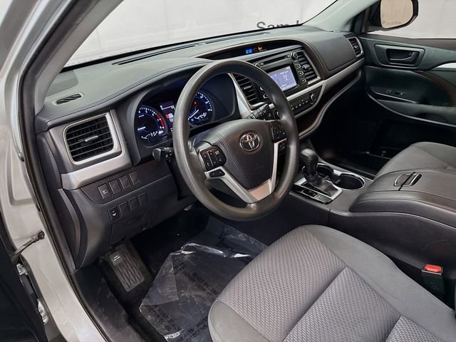 Used 2019 Toyota Highlander LE AWD/4WD image 9