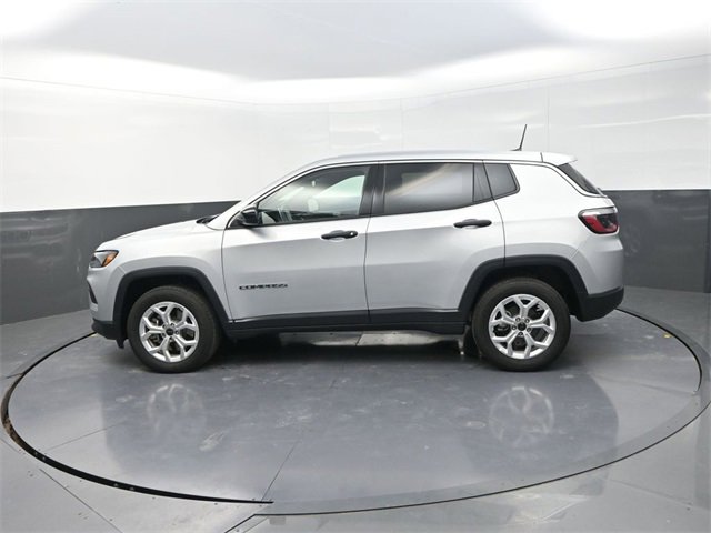 Used 2025 Jeep Compass Sport image 4