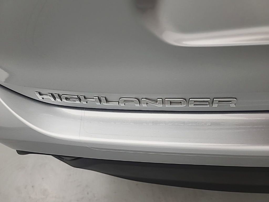 Used 2023 Toyota Highlander XLE image 9