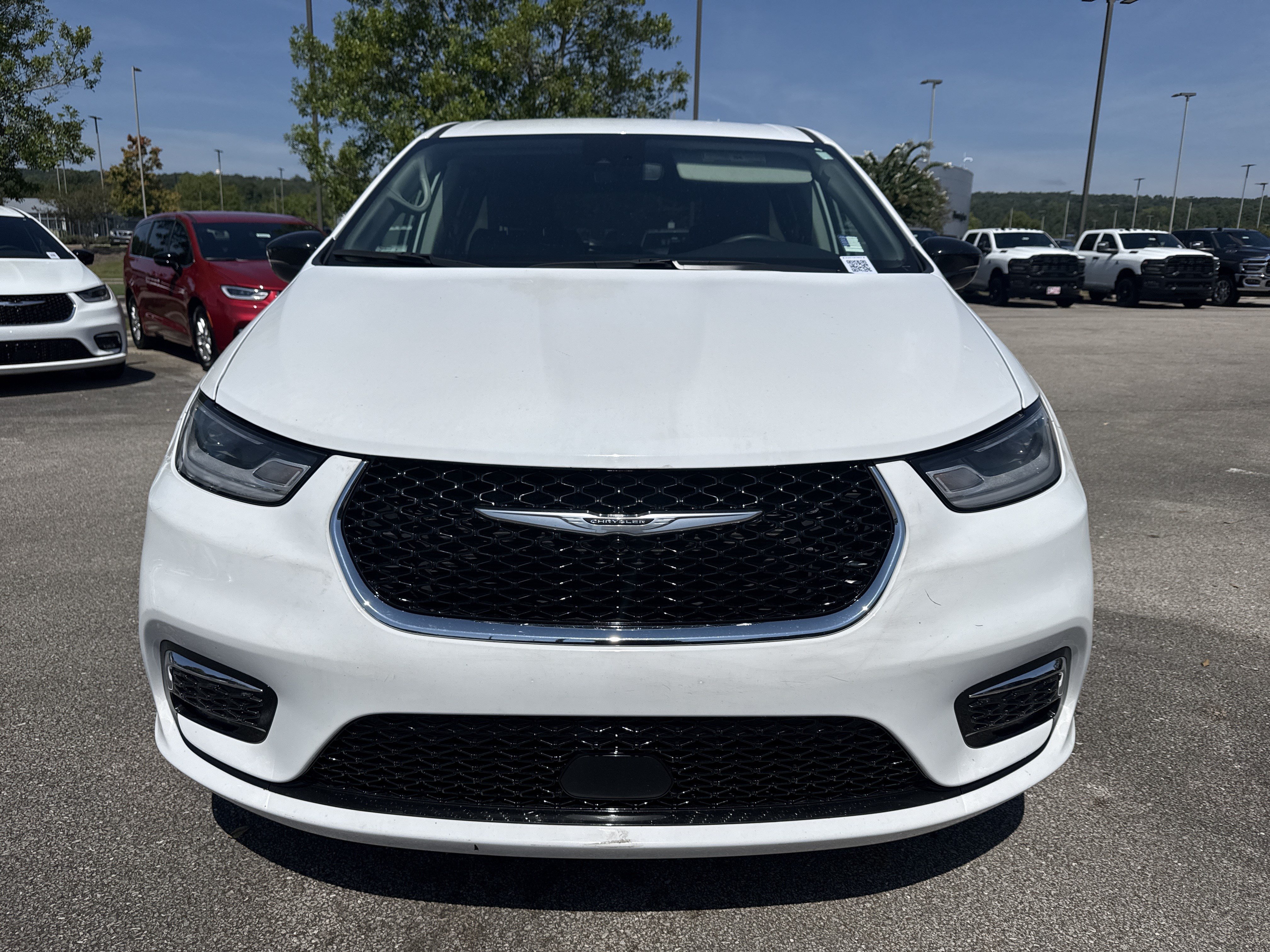 Used 2024 Chrysler Pacifica Touring-L FWD image 2