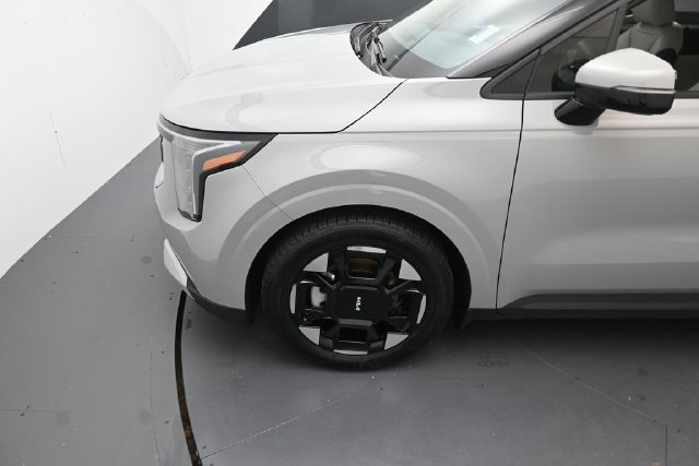 Used 2025 Kia Carnival EX FWD image 9