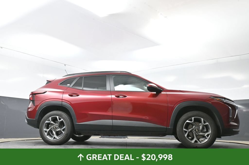 Used 2025 Chevrolet Trax LT FWD image 53
