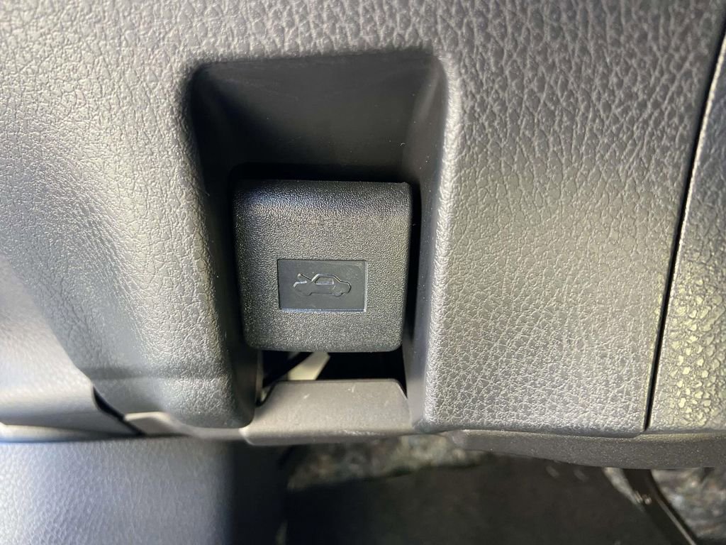 Used 2025 Toyota Camry SE image 28