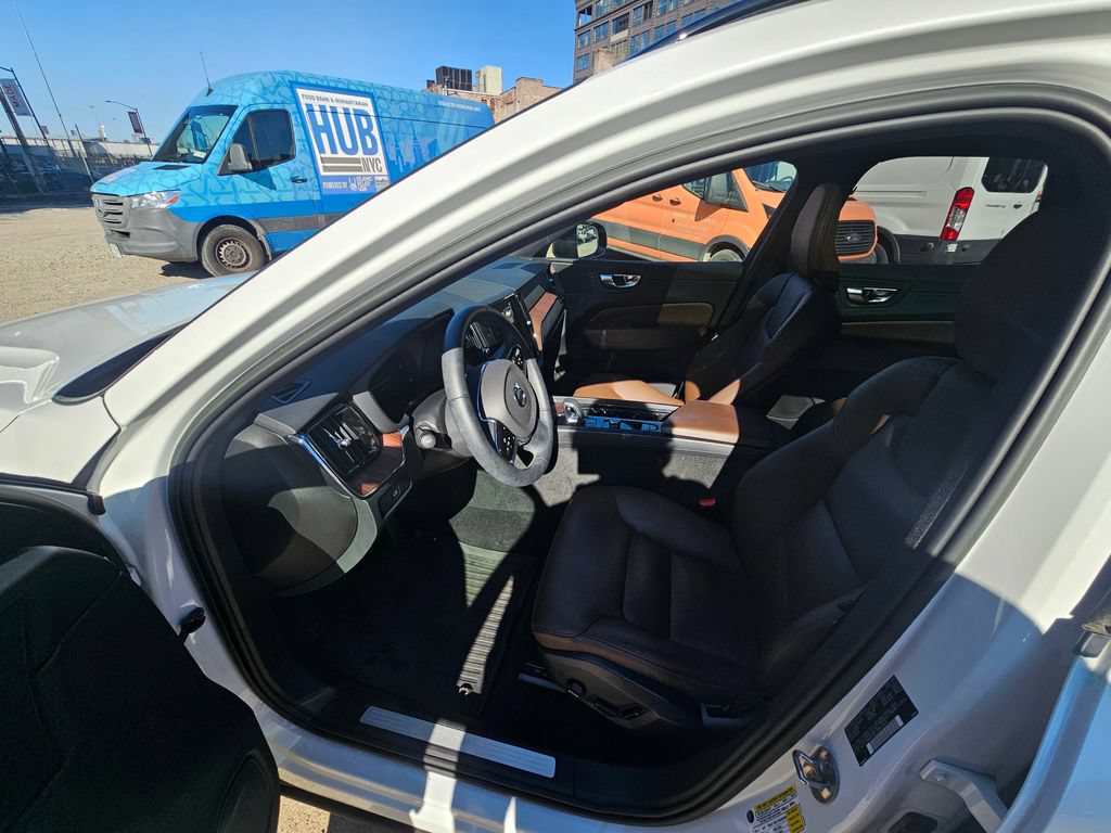 Certified 2023 Volvo XC60 B5 Plus w/ Climate Package AWD/4WD image 18
