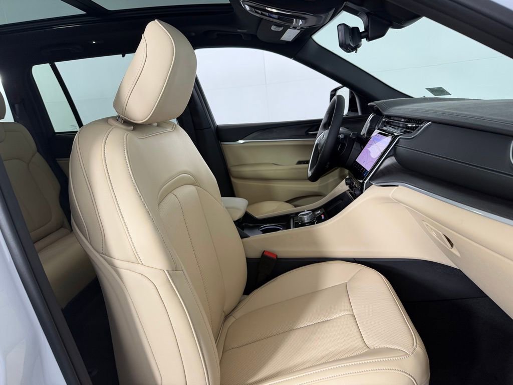 Used 2025 Jeep Grand Cherokee Limited w/ Luxury Tech Group II image 33